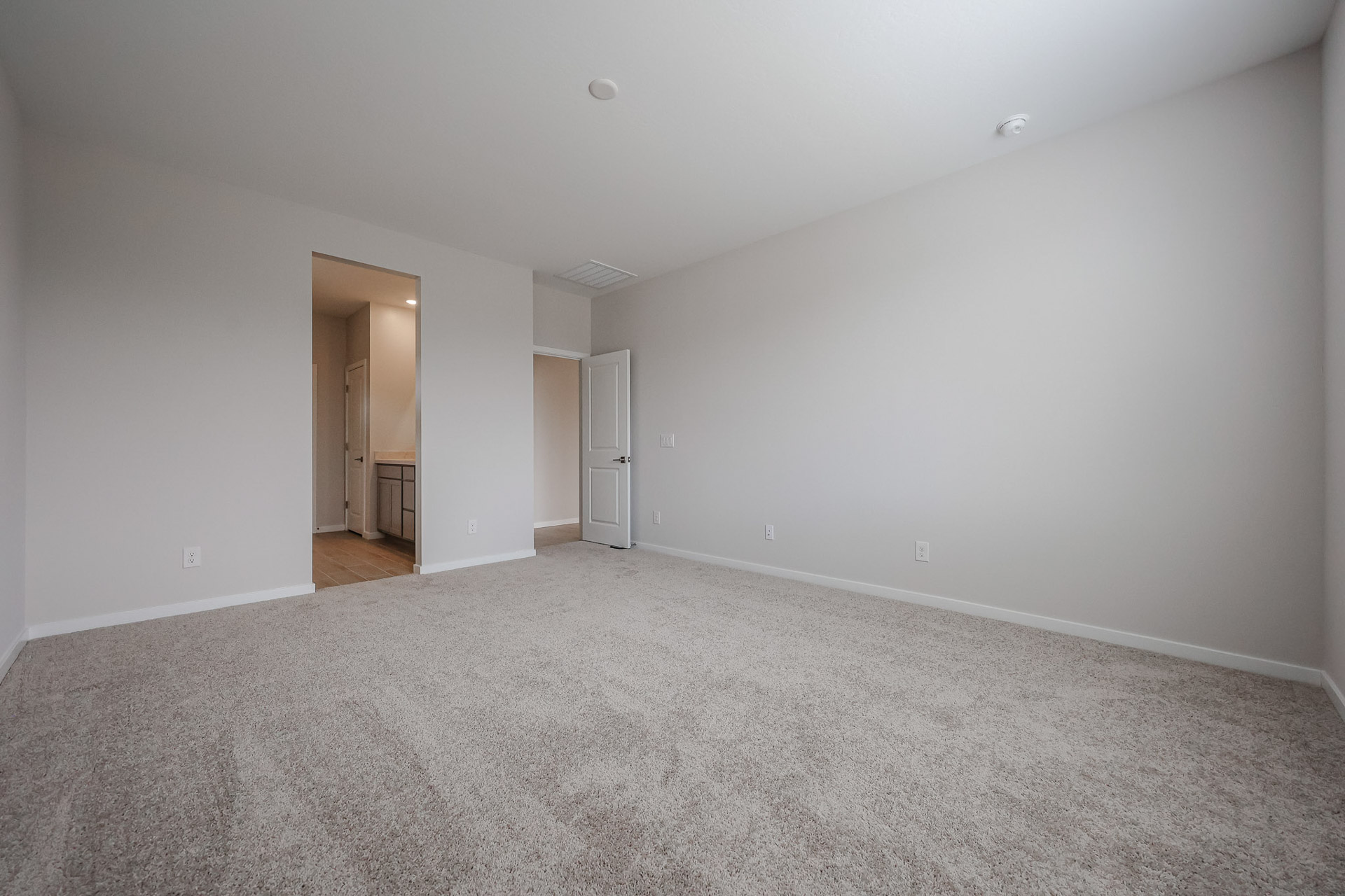 A room with carpet and a carpet.