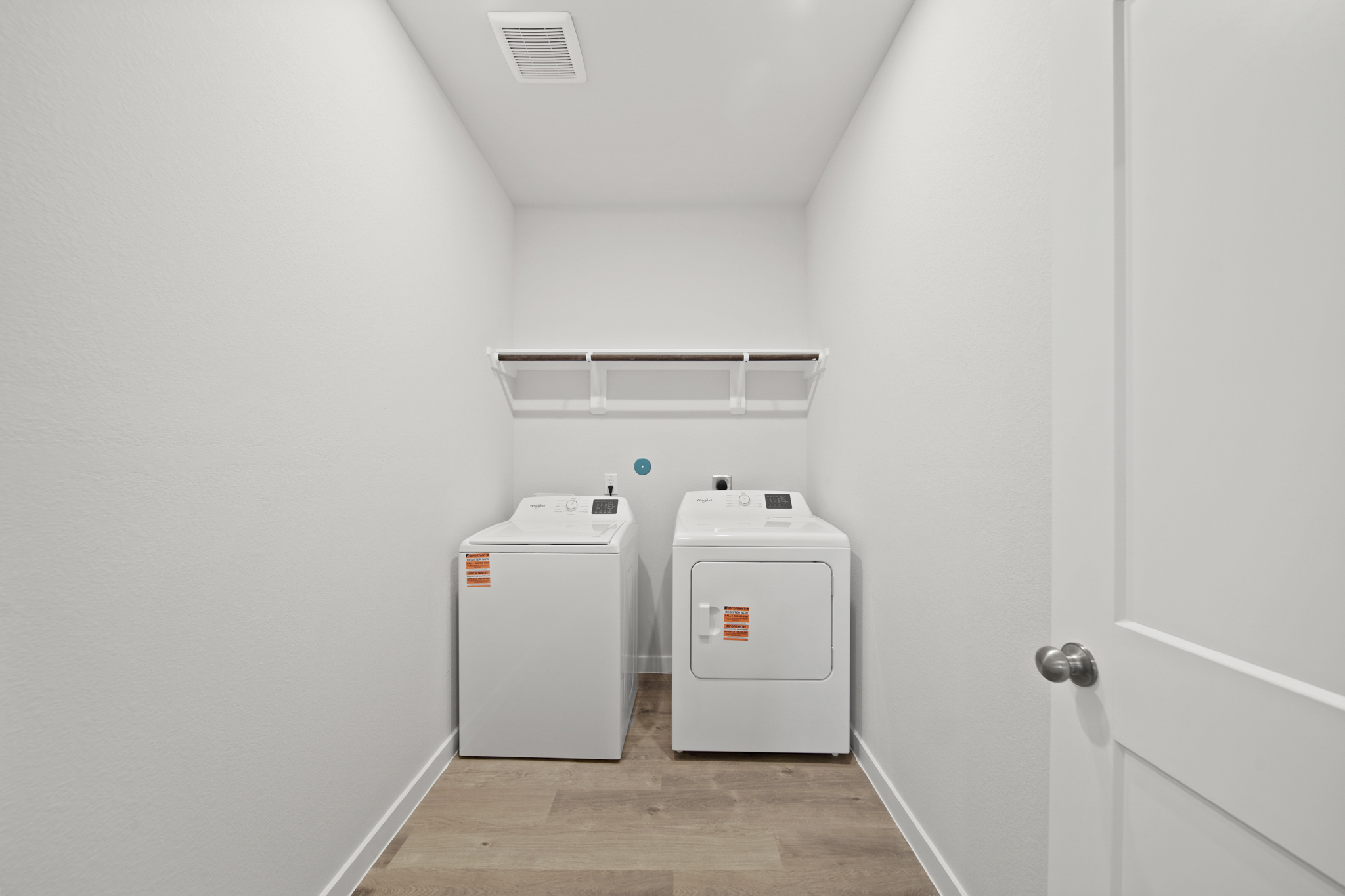 A room with a white wall and a white door.