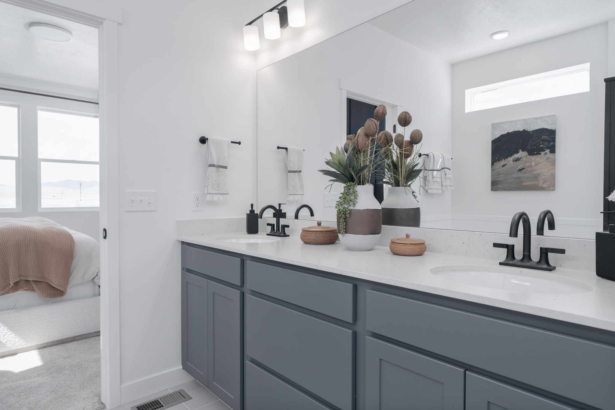 A bathroom with a white countertop.